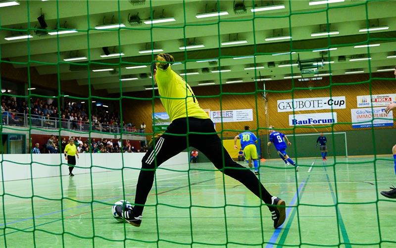 Viele Torraumszenen gab es am ersten Vorrundenspieltag beim „Gäubote“-Cup, hier aus der Partie SV Rohrau gegen TSV Öschelbronn GB-Foto: Schmidt