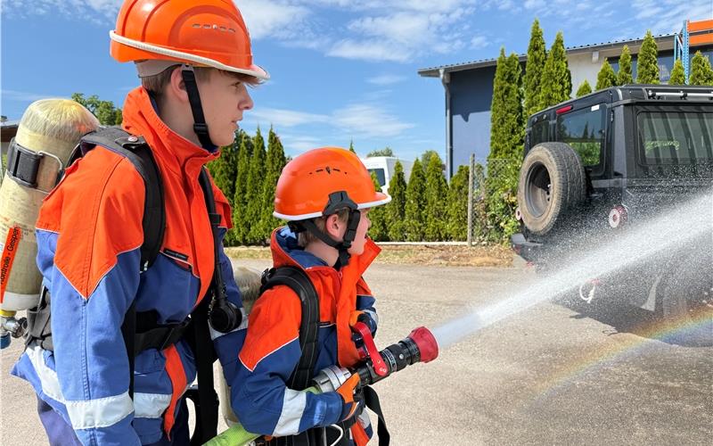 Viele Zuschauer verfolgten die Schauübung der Jugendfeuerwehr, die ein brennendes Fahrzeug löschen musste. GB-Foto: Priestersbach