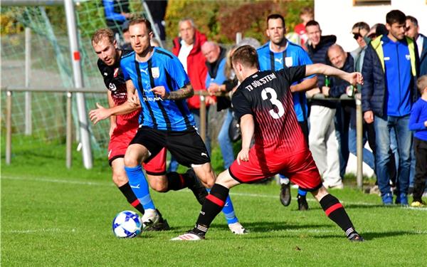 Viele Zweikämpfe prägen die Partie: Hier zieht Marcel Vetter (am Ball) an Gültsteins Fabian Michel (Nr. 3) vorbei. GB-Foto: Holom