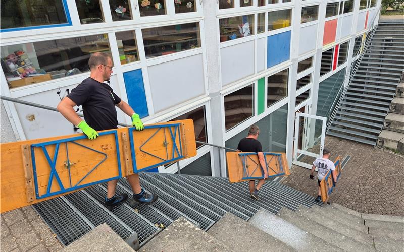 Viele fleißige Helfer wirken beim Aufbau mit. GB-Foto: gb