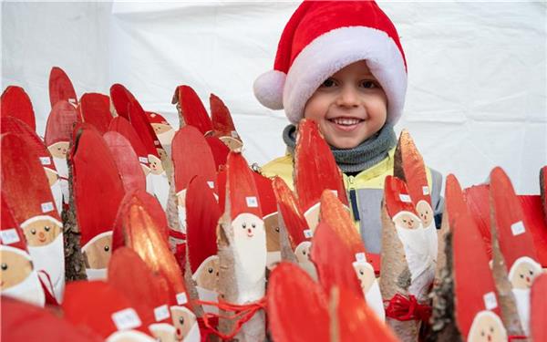 Viele kleine und ein etwas größerer Nikolaus (gesehen in Nufringen) GB-Foto: Vecsey