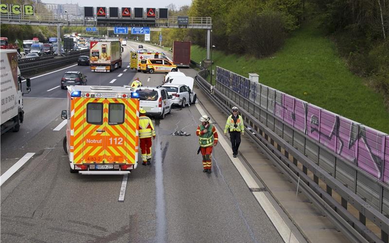 Drei Verletzte und ein Kilometerlanger Rückstau nach Unfall auf A8 Vier Fahrzeuge waren in den Unfall involviert. GB-Fotos: SDMG/Dettenmeyer
