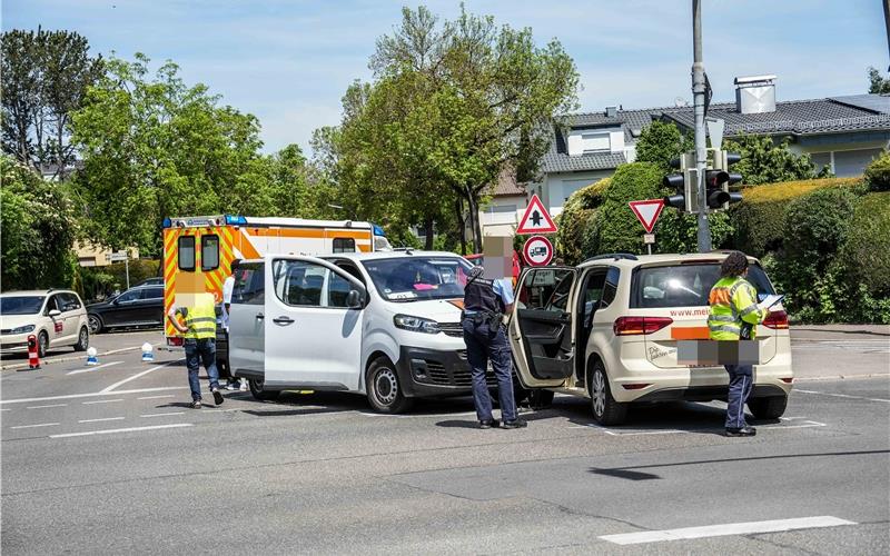 Vier Kinder werden bei Kollision im Kreuzungsbereich verletzt Vier Kinder werden bei Kollision im Kreuzungsbereich verletzt