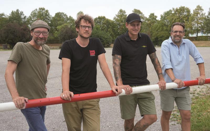 Vier der Festivalmacher, die zum Stadtjubiläum in einem großen Zirkuszelt Kultur auf die Herrenberger Festwiese bringen wollen (von links); Lars Heidenreich, Johannes Storost, Robin Passon und Andreas Feil.GB-Foto: Dettenmeyer