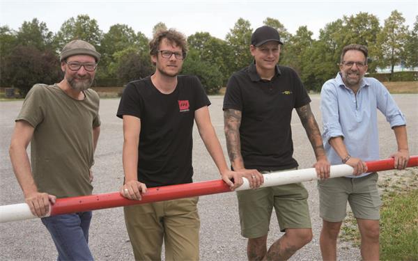 Vier der Festivalmacher, die zum Stadtjubiläum in einem großen Zirkuszelt Kultur auf die Herrenberger Festwiese bringen wollen (von links); Lars Heidenreich, Johannes Storost, Robin Passon und Andreas Feil.GB-Foto: Dettenmeyer