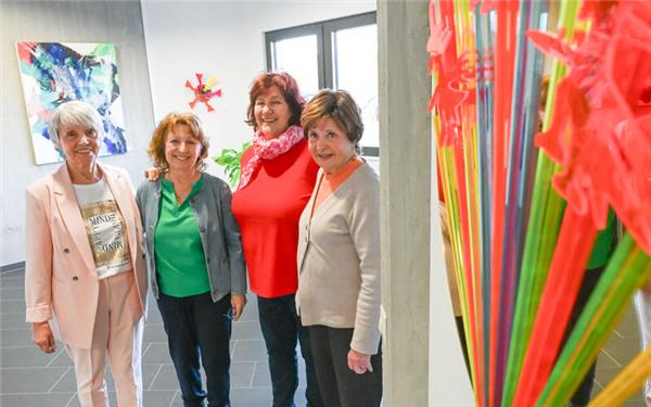 Vier der Künstlergruppe „Die Fünf“ zwischen ihren Werken zum Thema „Kontraste“: (von links) Sonja Schulz, Marline Fetzer-Hauser, Josefine Holzmann-Veser und Margit Valjak . GB-Foto: Vecsey