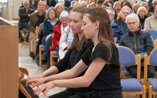 Vierhändig am Klavier (von links): Felicitas Kriegbaum und Lioba Schulte. GB-Foto: Vecsey