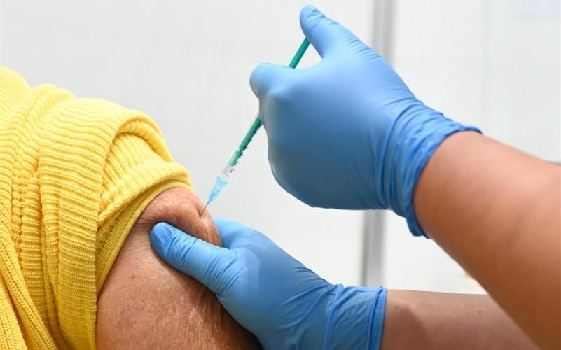 Vierte Impfung schon ab 60? Nicht jeder hält das für die richtige Idee. Foto: Bernd Weißbrod/dpa