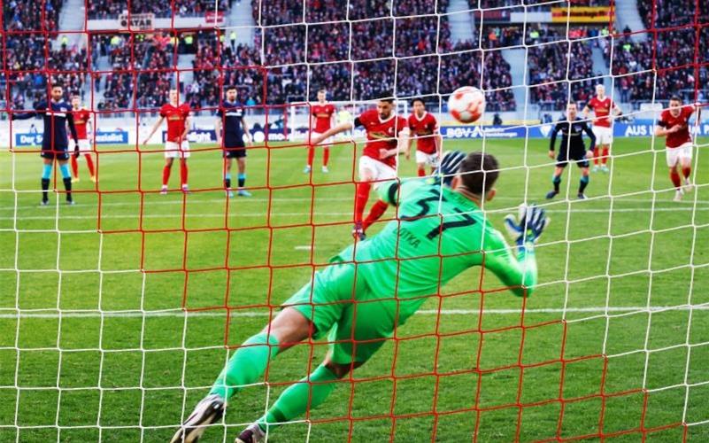 Vincenzo Grifo schießt Freiburg per Elfmeter in Führung. Foto: Philipp von Ditfurth/dpa