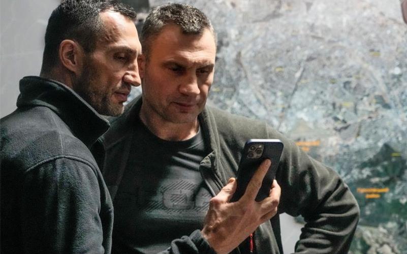 Vitali Klitschko (r), Bürgermeister von Kiew und ehemaliger Box-Profi, und sein Bruder Wladimir Klitschko, ebenfalls ehemaliger Box-Profi, wollen Kiew verteidigen. Foto: Efrem Lukatsky/AP/dpa