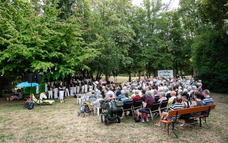 „Viva la Vida“ mit Total Vokal Gültstein; Chorkonzert im Park des Erholungsheims.