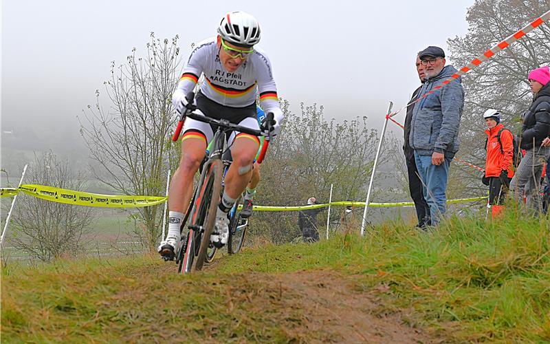 Vizeweltmeister Hannes Genze vom RV Pfeil Magstadt sicherte sich erneut den Gesamtsieg in der Cyclo-Cross-Bundesliga. GB-Foto: Reichert