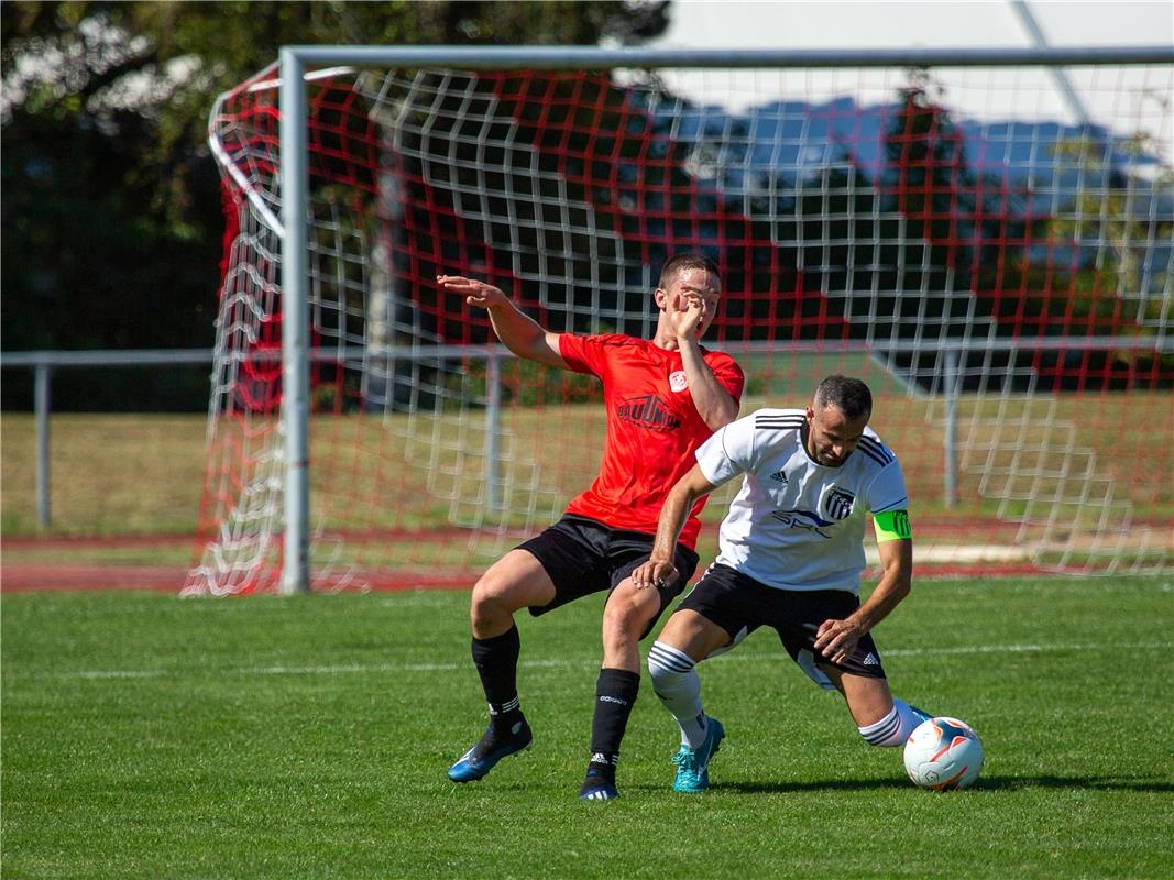 Vladimir Biller (Spvgg Trossingen #12) und Besim Romadani (FC Gaertringen #15), ...