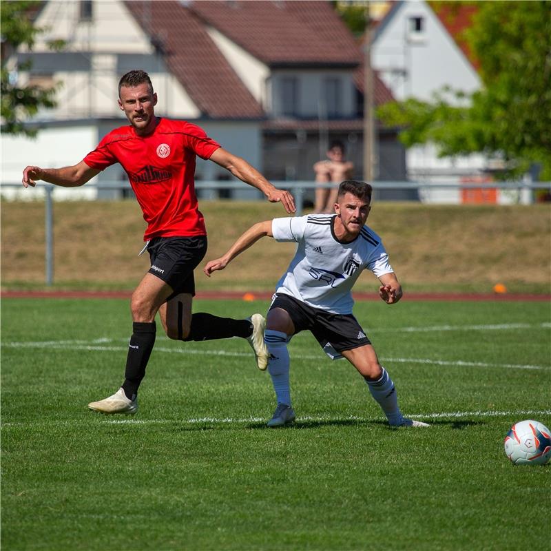 Vladimir Biller (Spvgg Trossingen #12) und Leutrim Goxhuli (FC Gaertringen #17),...