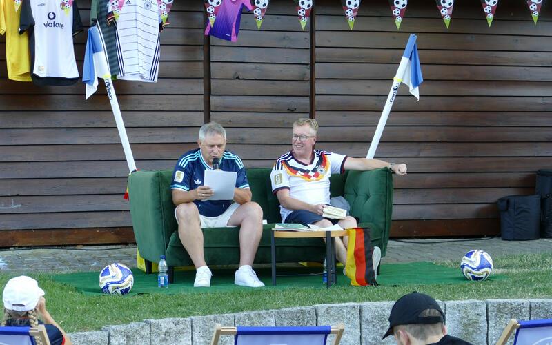 Volker Ruff (links) und Bürgermeister Hans Michael Burkhardt erzählten Anekdoten aus der Fußball-WM-Geschichte. GB-Foto: Stadler