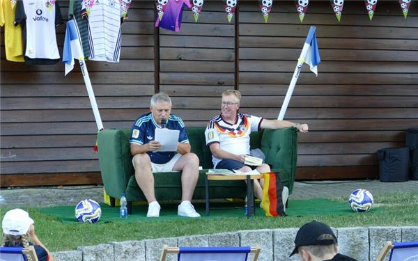 Volker Ruff (links) und Bürgermeister Hans Michael Burkhardt erzählten Anekdoten aus der Fußball-WM-Geschichte. GB-Foto: Stadler