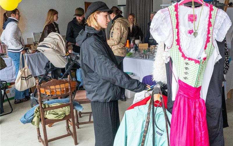 Volksfeststimmung herrscht teilweise beim ersten Garagenflohmarkt in Deckenpfronn.GB-Foto: Vecsey