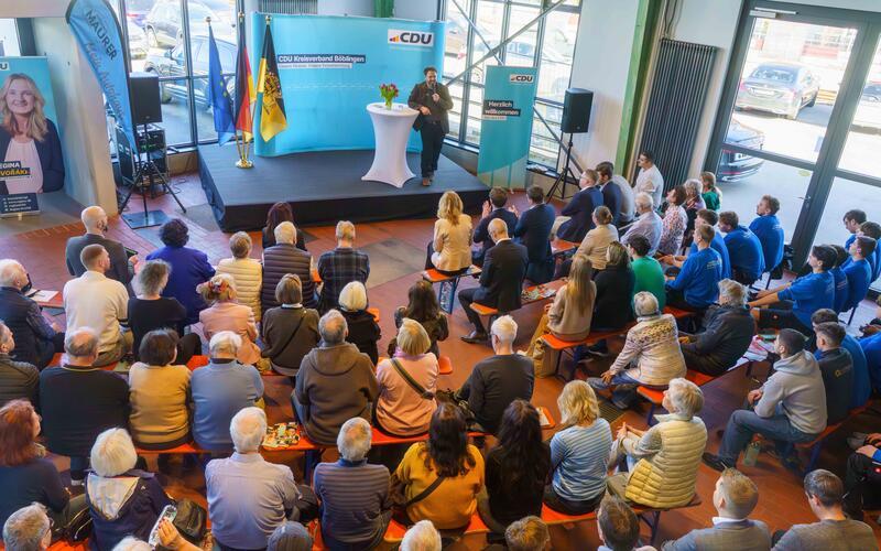 Voll belegte Sitzplätze im Autohaus Maurer: Wirtschaftstalk mit CDU-Spitzenkandidat Manuel Hagel.GB-Foto: Dettenmeyer