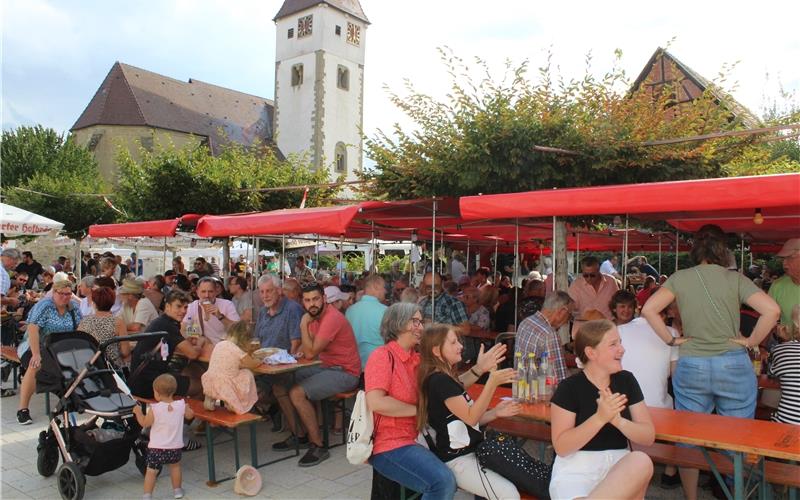 Volle Bänke unter den Sonnenschirmen: Das Nufringer Marktplatzfest lockt viele Gäste an.GB-Foto: Baum