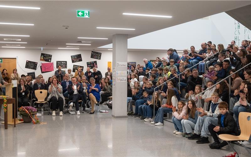 Volle Hütte: Bei der Einweihungsfeier sprach unter anderem Gäufeldens Bürgermeister Benjamin Schmid (ganz links). GB-Fotos: Schmidt