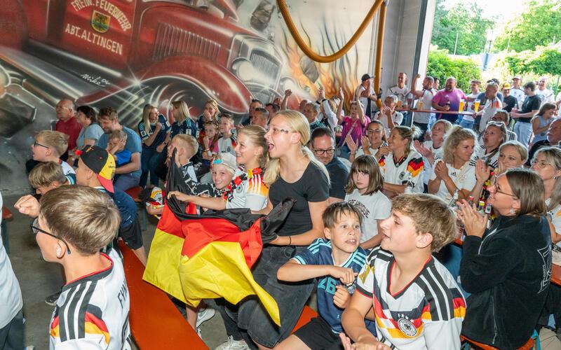 Volle Hütte im Altinger Feuerwehrhaus – und Zufriedenheit über den 7:1-Sieg. GB-Foto: Vecsey
