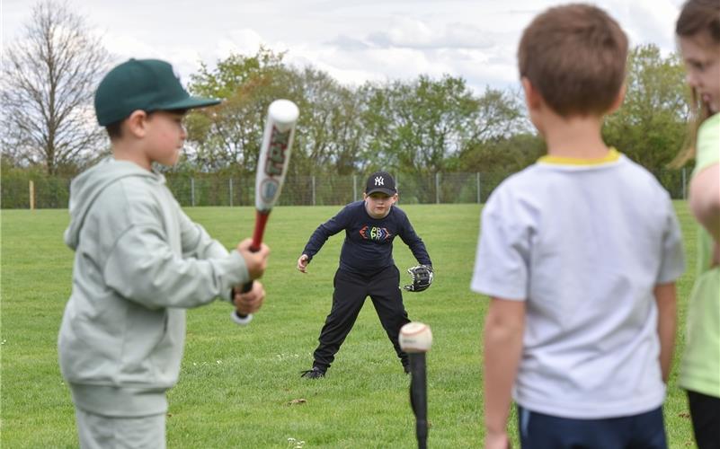 Volle Konzentration auf den Schlag: Und gleich saust der Ball durch die Luft. GB-Foto: Vecsey