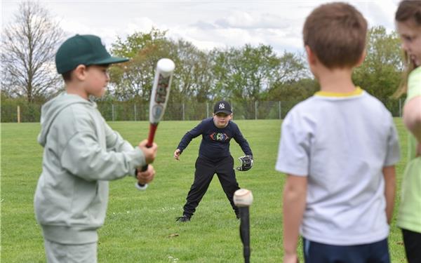 Volle Konzentration auf den Schlag: Und gleich saust der Ball durch die Luft. GB-Foto: Vecsey