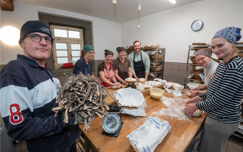 Voller Einsatz: Die „Büschelesbäcker“ im Nufringer Backhaus (von links): Martin Seitz, Angelika Plust, Tina Schorpp, Jona Mack-Stickel, Simon Speiser, Saskya ReinkeWerries und Valerie Werries. GB-Foto: Vecsey