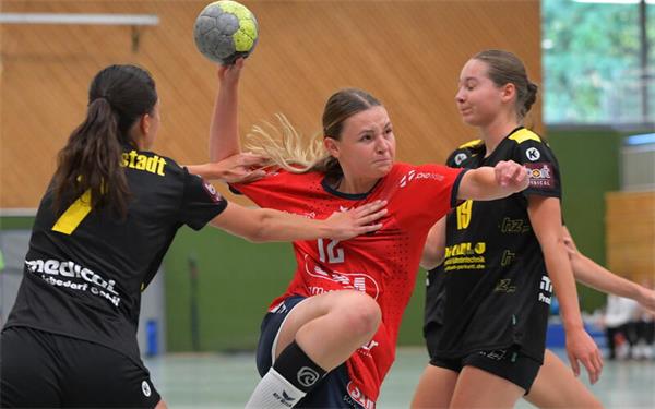 Voller Einsatz gegen die SG Weinstadt: Sina Venth (am Ball) überzeugt mit Zug zum Tor. GB-Foto: Gebhardt