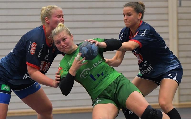 Voller Einsatz in der Abwehrarbeit: Stefanie Schoeneberg (links) und Nadine Schäberle. GB-Foto: Gebhardt