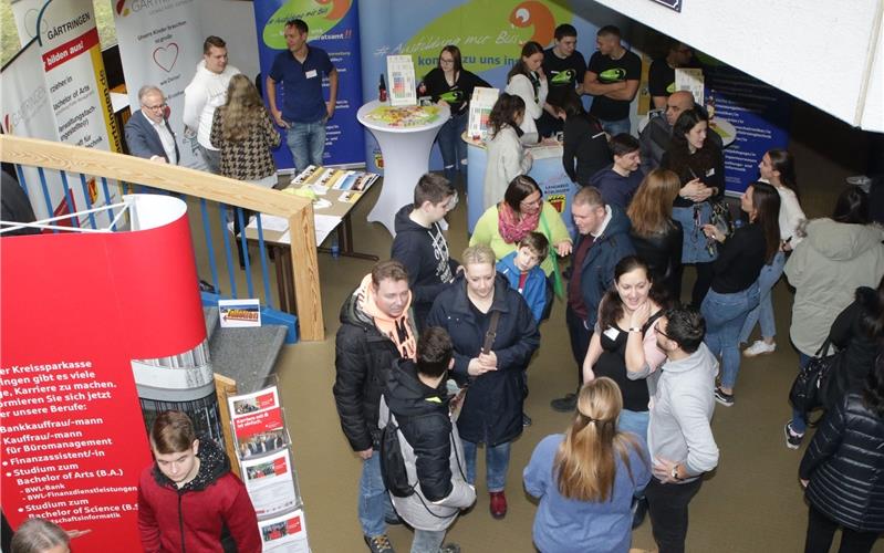 Mehr Schüler interessieren sich für Ausbildung Volles Foyer: 40 Betriebe und Schulen stellen sich in der Theodor-Heuss-Realschule vor GB-Foto: Bäuerle