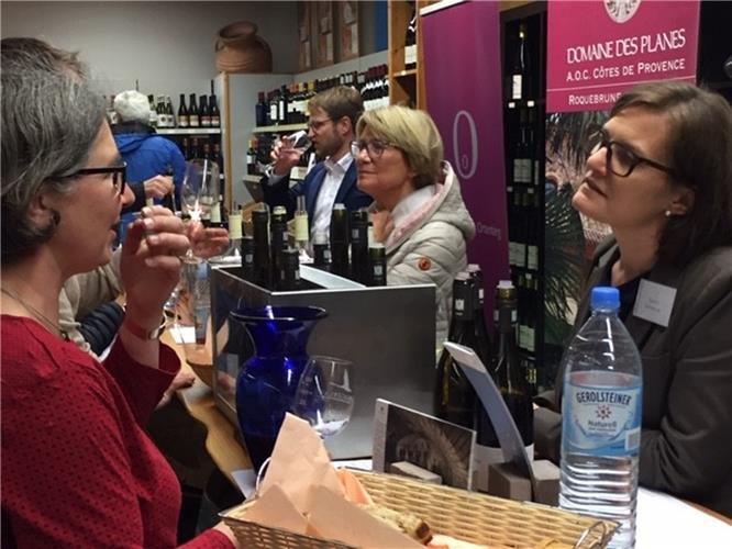 Frühjahrsweinprobe bei Göttler Weine Volles Hausbei der ersten Frühjahrsweinprobe bei Göttler Weine in Herrenberg. Neben den Proben von Markus Heid, Kellerei Lembergerland, Schloss Ortenberg und Geldermann kredenzte die Kellerei Girlan aus Südtirol ihre edlen Weiß- und Rotweine. Extra aus der Provence nach Herrenberg angereist, war Frau Rieder von der Domaine des Planes mit ihren wunderbaren Rosés und Weißweinen. Neben ihren Weinen hatte die ehemalige Weinkönigin, die in Geisenheim Weinbau studiert hat, schöne Anekdoten von ihrer Auswanderung in die Provence mit dabei. „Franco´s Ecke“ war wie immer der Anziehungspunkt italophilen Kunden. Die nächste große Hausmesse ist am 16. November.GB-Foto: gn