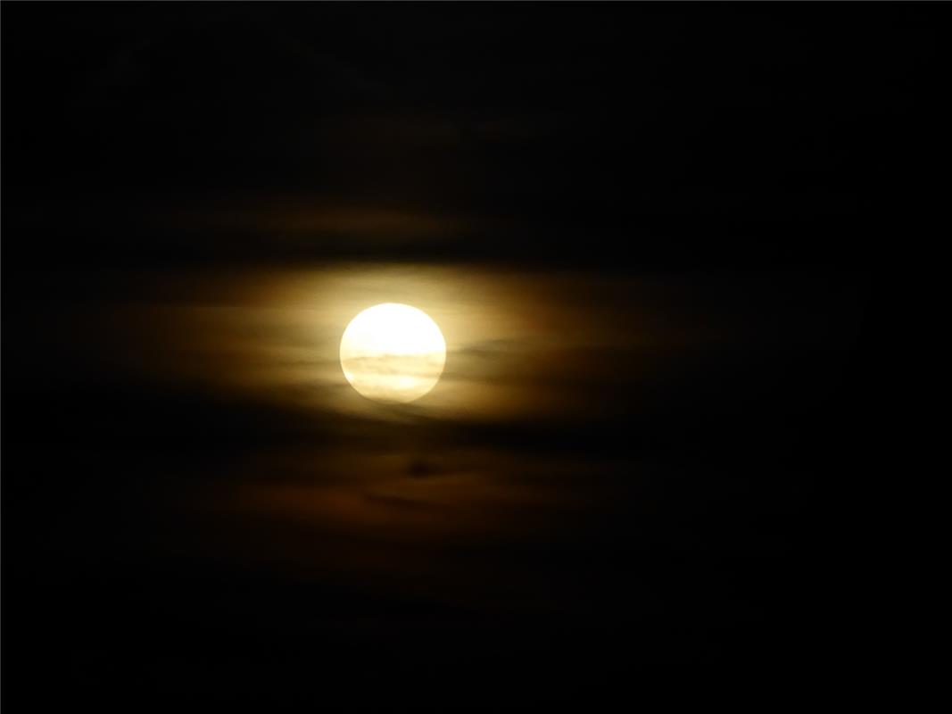 Vollmond-Aufgang über den Dächern von Haslach. Von Evemie Schwamb aus Herrenberg...