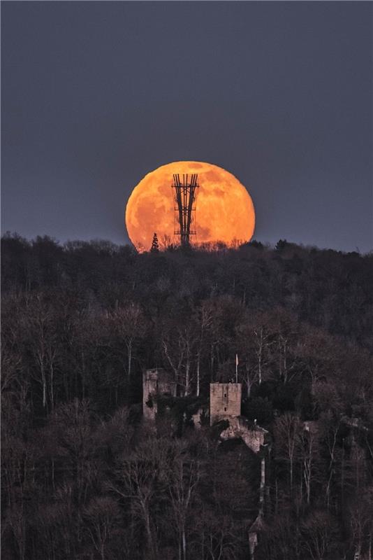 Vollmond am 27. Februar mit Blick nach Herrenberg auf den Schönbuchturm und den ...