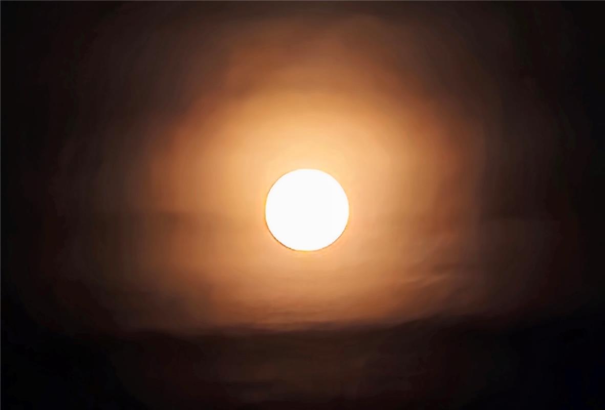 Vollmond beleuchtet kanadische Waldbrandpartikel.  Von Klaus Müller aus Herrenbe...
