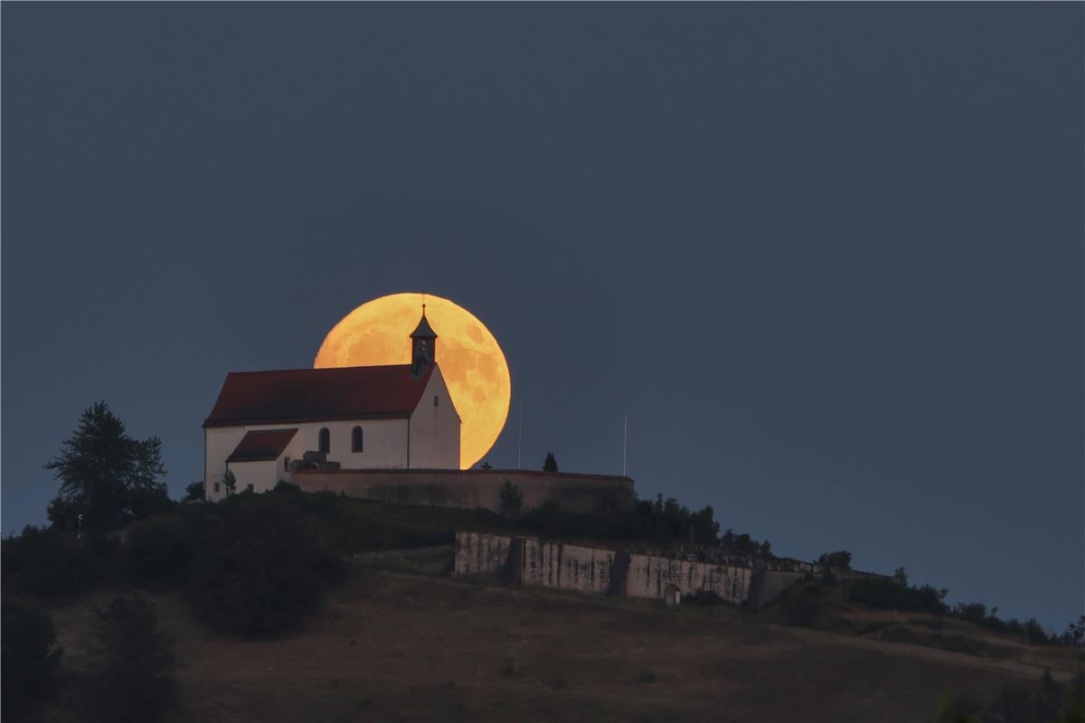 Vollmond hinter der Wurmlinger Kapelle.  Von Anne Biedermann aus Herrenberg.