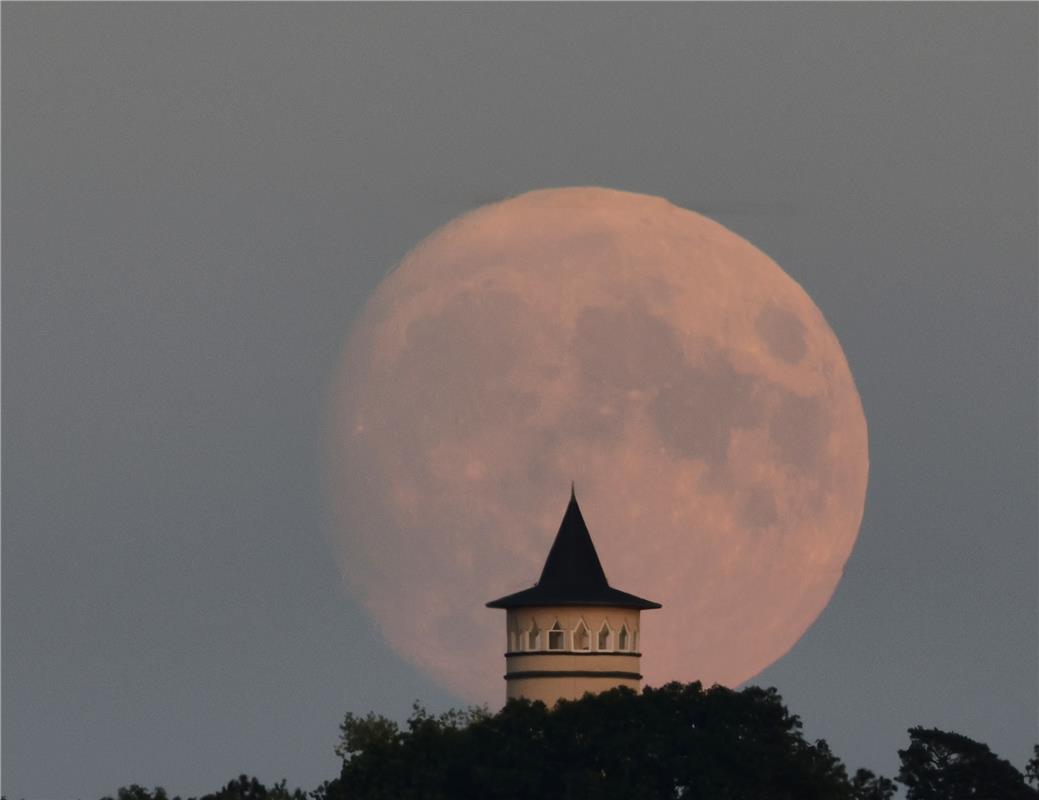 Vollmond im Engelbergturm von Leonberg. Von Anne Biedermann aus Herrenberg.