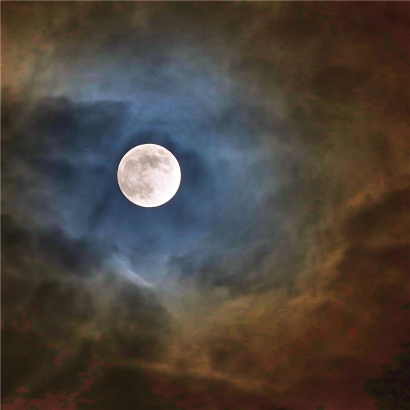 Vollmond zwischen dichten Wolkenformationen. Von Anne Biedermann aus Herrenberg.