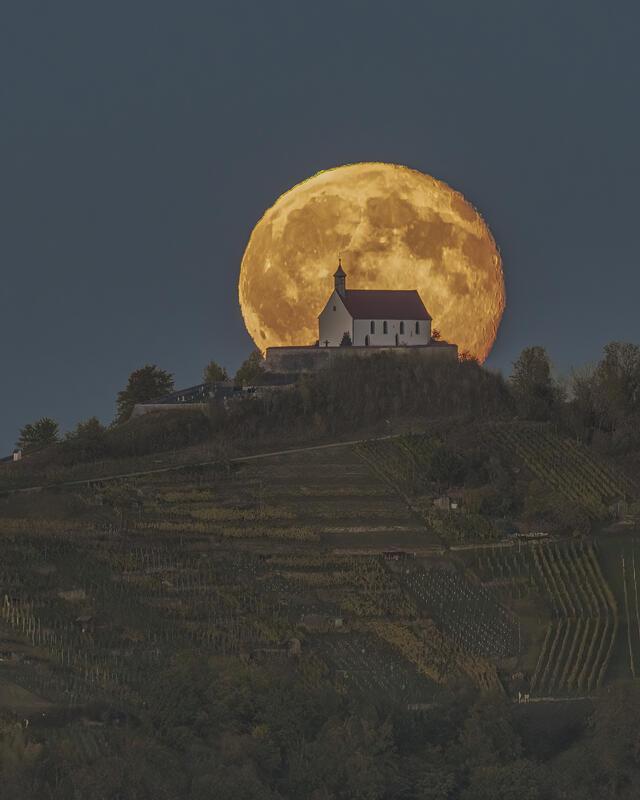 Vollmondaufgang bei der Wurmlinger Kapelle. Von Jürgen Schmitt aus Nagold.
