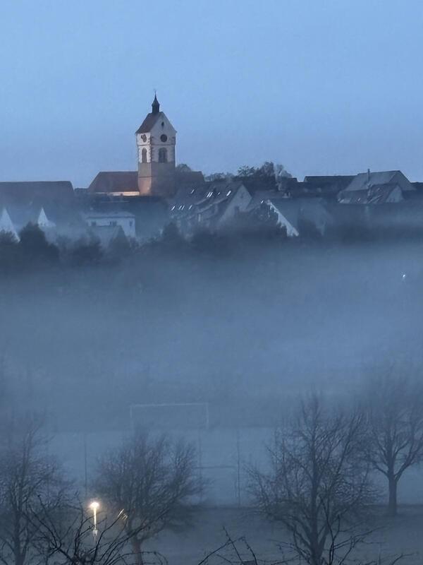 Vom Balkon unserer Wohnung beim Schützenhaus über den Sportplatz ins Dorf fotogr...