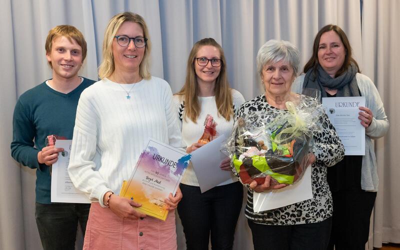 Vom DHV geehrt wurden in der hinteren Reihe Micha Binder (20 Jahre), Anke Kittel (30 Jahre) und Bettina Nass (40 Jahre), vom HHC wiederum vorne Birgit Mast (40 Jahre aktiv, links) und Margarete Ullmann (70 Jahre passiv). GB-Foto: Vecsey
