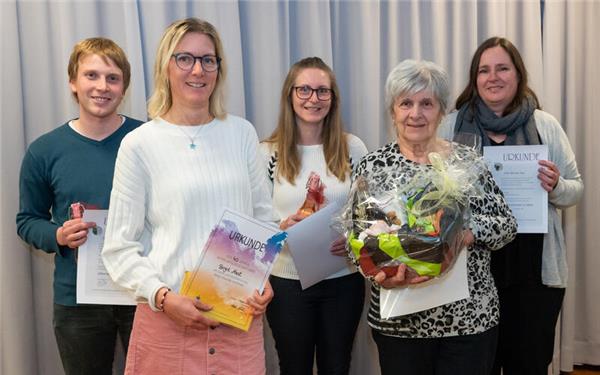 Vom DHV geehrt wurden in der hinteren Reihe Micha Binder (20 Jahre), Anke Kittel (30 Jahre) und Bettina Nass (40 Jahre), vom HHC wiederum vorne Birgit Mast (40 Jahre aktiv, links) und Margarete Ullmann (70 Jahre passiv). GB-Foto: Vecsey