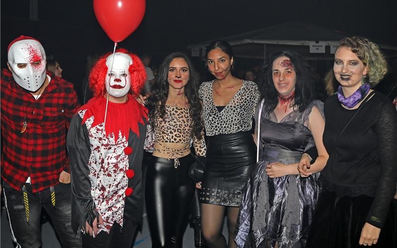 Vom Horrorclown bis hin zur Raubkatze: Die Besucher der Gültsteiner Halloween-Party verkleiden sich mit Fantasie  GB-Foto: Priestersbach