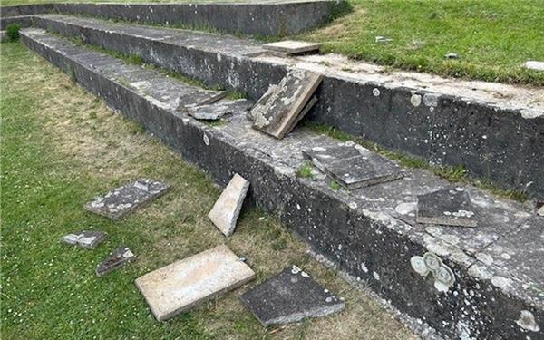 Vom Loch im Bolzplatz bis zum angekokelten Mülleimer: Vandalismus in Gärtringen hat viele Ausprägungen. GB-Fotos: gb