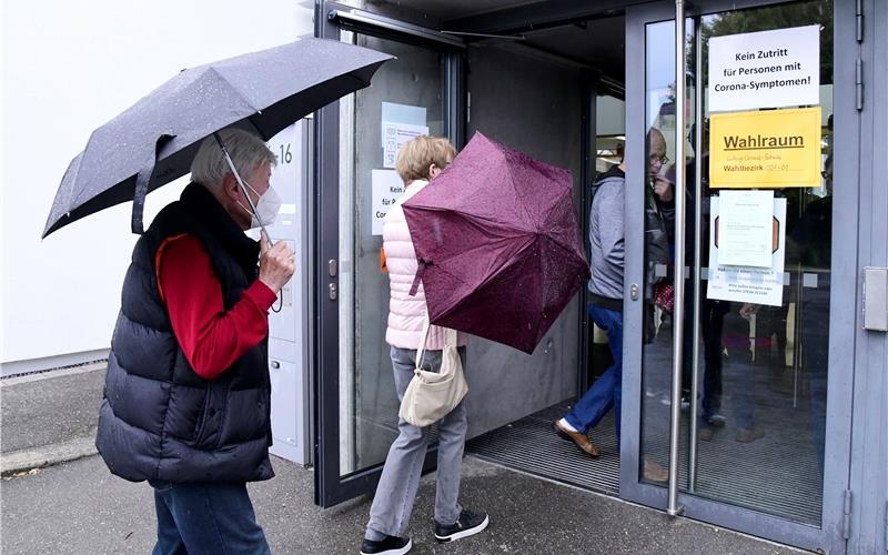 Vom Regen ins Wahllokal: Gärtringer auf dem Weg zur Stimmabgabe in der Ludwig-Uhland-Schule