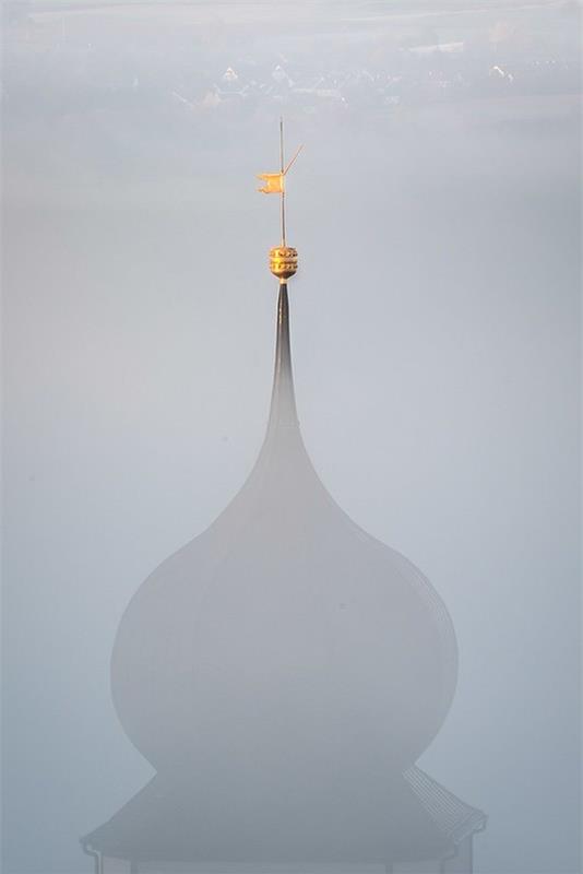Vom Schlossberg aus gesehen – nur die goldene Spitze ragt noch aus dem Nebel her...