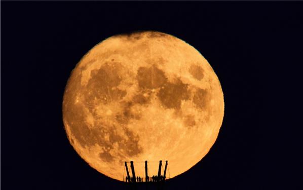 Vom Schönbuchturm geht’s bequem rauf zum Mond