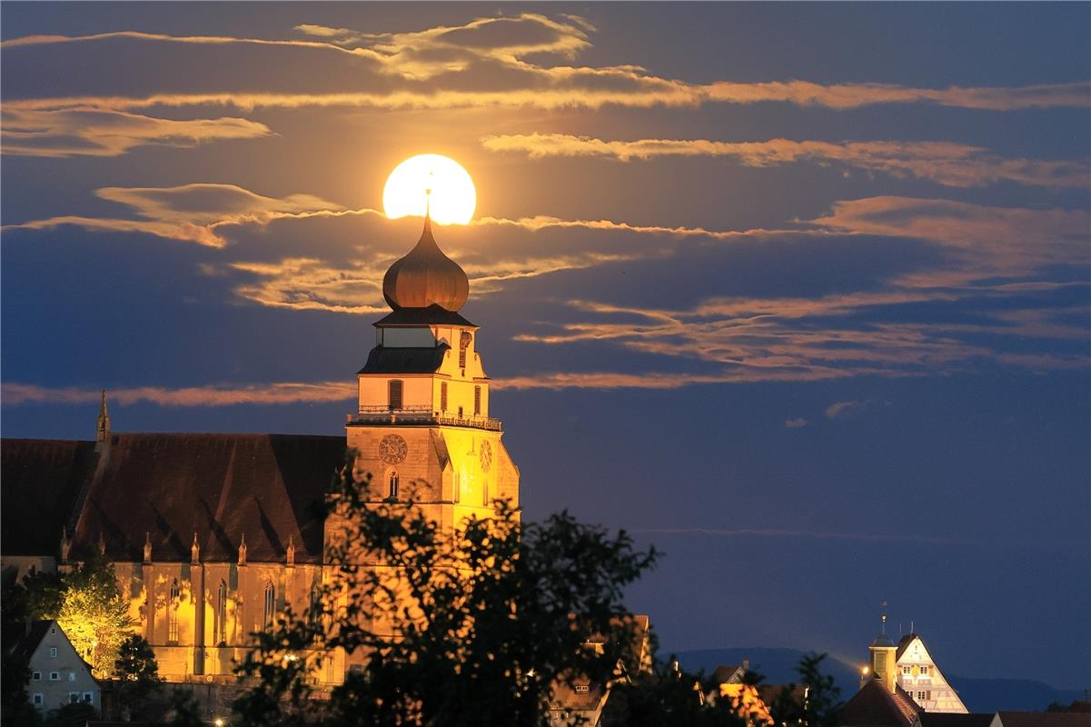Vom Vollmond erleuchtete Glucke. Von Hans-Günter Just aus Herrenberg.