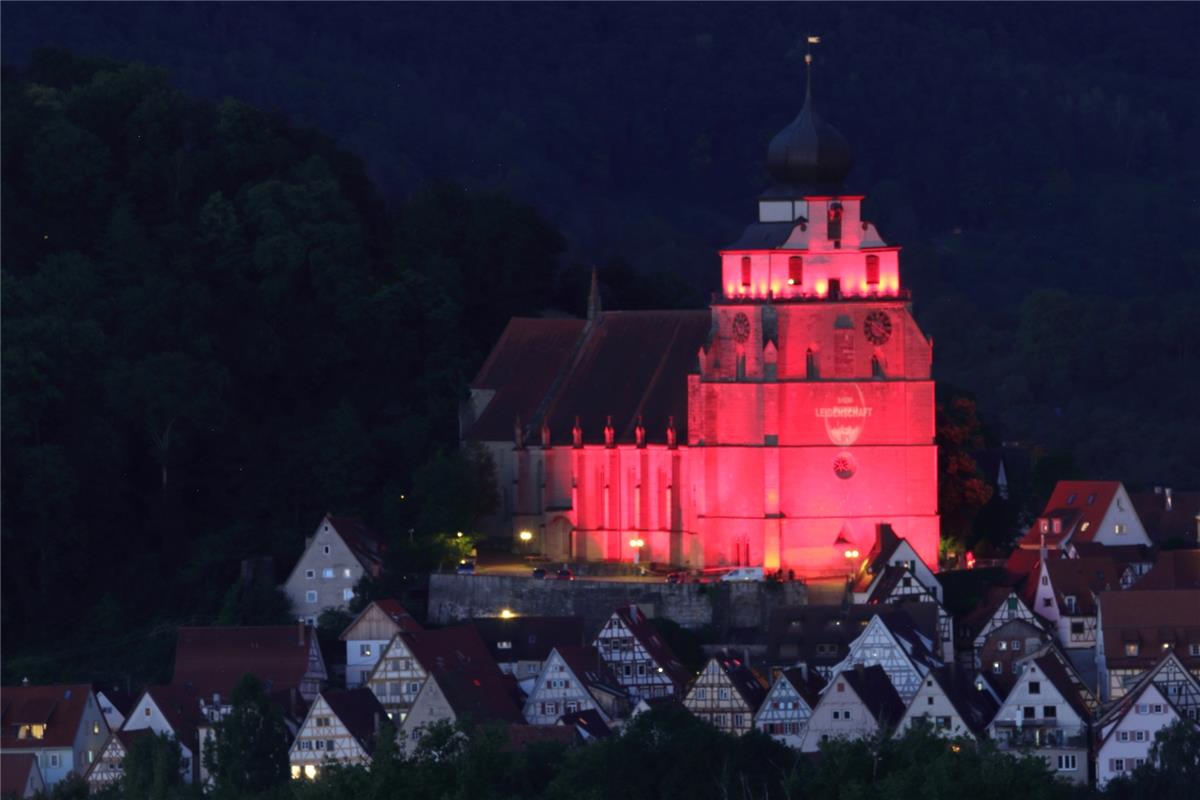 Von Affstätt aus hat Hans-Günter Just  die in Coronarot getauchte Stiftskirche a...