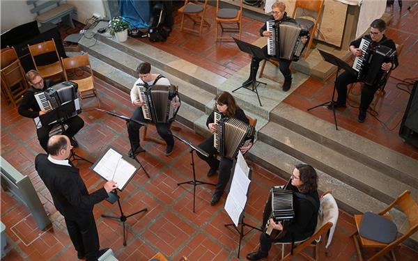 Von Bach bis Tango: Ein breites Repertoire bot der HC Kuppingen beim Kirchenkonzert. GB-Foto: Schmidt